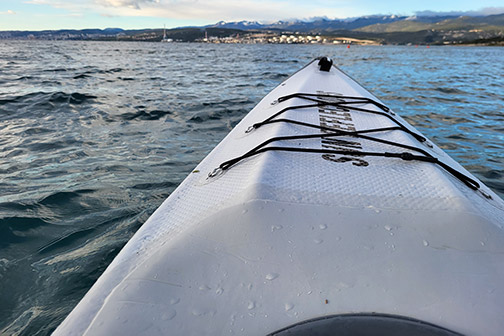 Blick aus dem Sun Reflections Kajak auf die Wasseroberfläche in Kroatien
