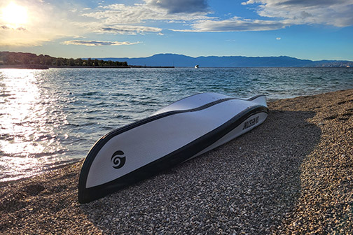 Unterseite des Sun Reflections Kajaks ohne Finne, am Strand in Kroatien