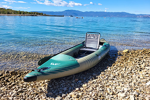 Aqua Marina Kaliber Kajak mit Heck im Wasser und Bug im Strand