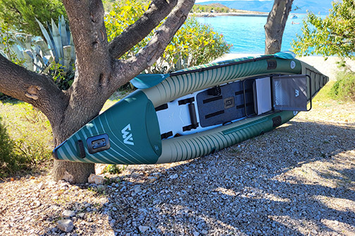 Aqua Marina Kaliber Kajak aufgebaut am Strand mit Zubehör