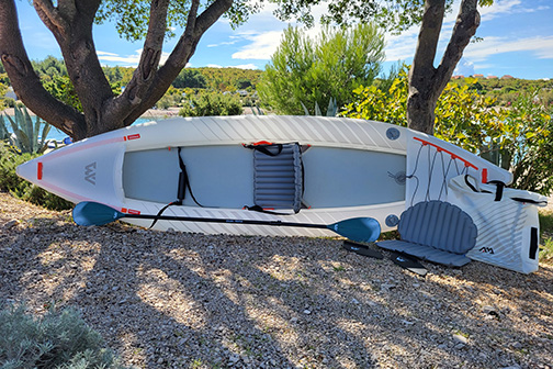 Aqua Marina Halve Kajak mit Zubehör aufgebaut am Strand in Kroatien
