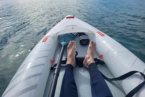 Perspektive aus dem Aqua Marina Halve Kajak auf dem Wasser