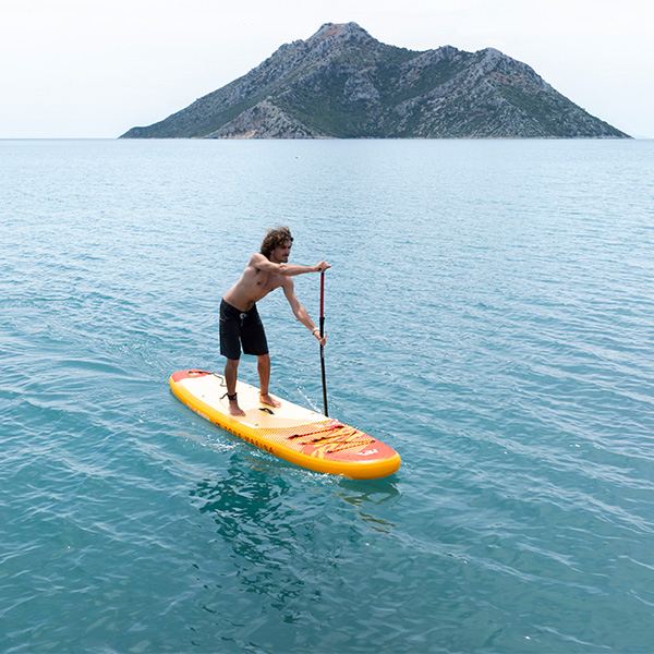 Lifestyle: Aqua Marina Fusion 2026 SUP vor Vulkaninsel; ruhiges Wasser und Panorama für Touring und Abenteuer